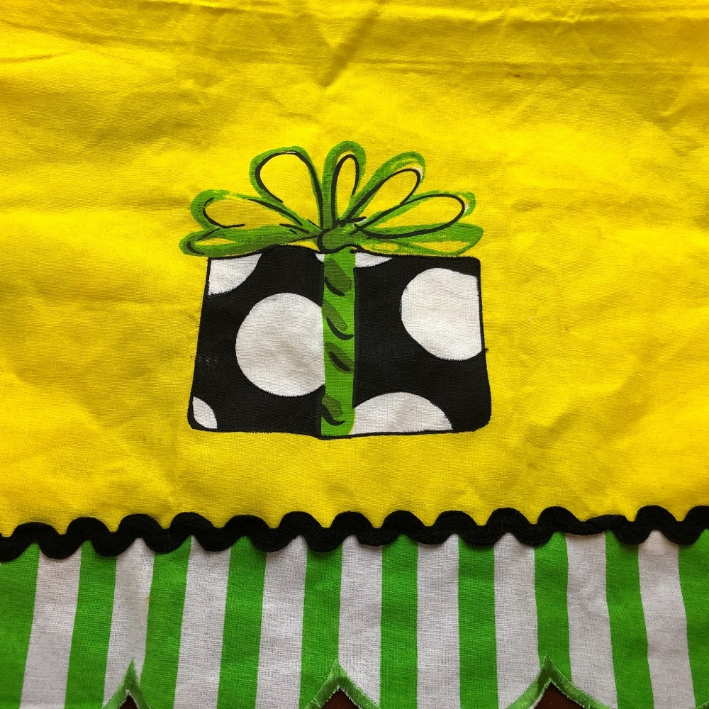 Appliquéd  gift box Guest Tea Towel